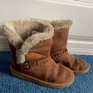 “The Children’s Place boots”.